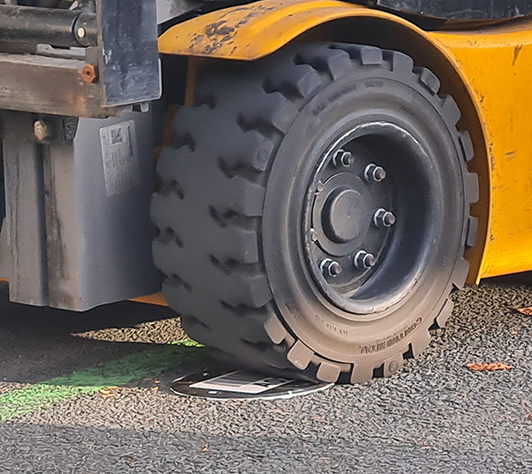 ONE2ID vloerlabels en weerbestendige vloerframes voor asfalt beton en buitenopslag
